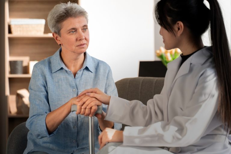 Cara Panggil Dokter ke Rumah untuk Orang Tua Tercinta Pakai Layanan Homecare Lansia