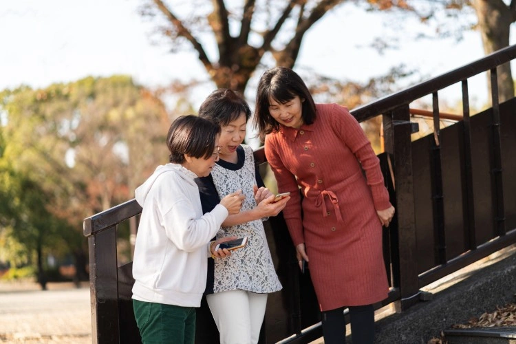 Bagaimana Komunitas Lansia Membawa Kebahagiaan dan Kesehatan untuk Orang Tua Anda