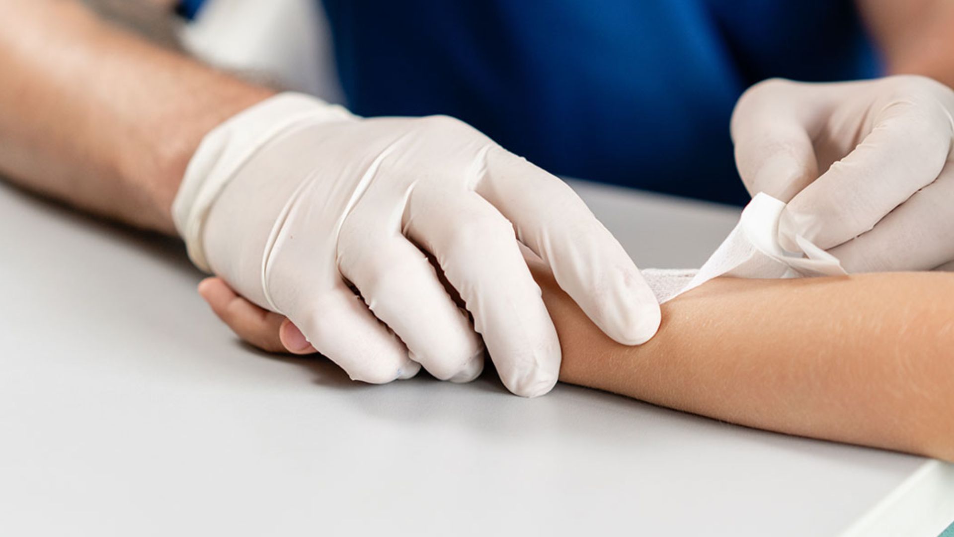 Cara Kerja Dressing Hydrogel dalam Menjaga Kelembapan Luka Lansia