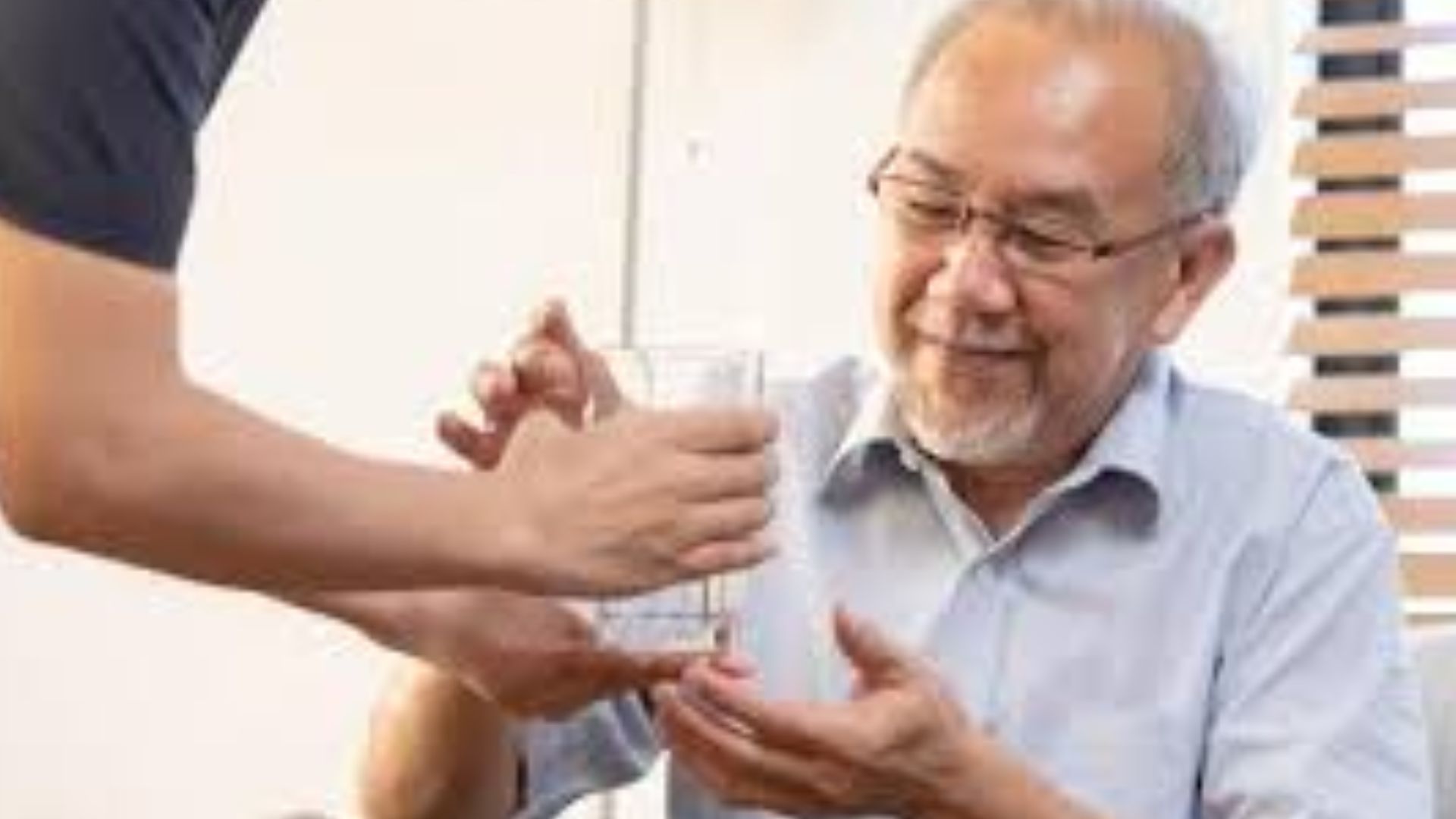 Bahaya Dehidrasi pada Lansia yang Perlu Diwaspadai dan Cara Mencegahnya